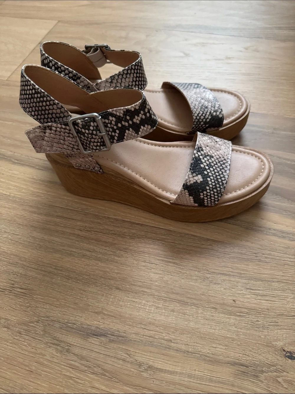 Universal Thread Platform Sandal - Picture 2 of 5